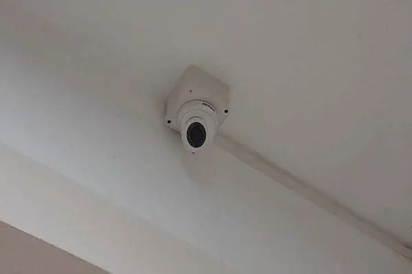 Đặt camera quan sát trong nhà gần cửa sổ ngoài đường
